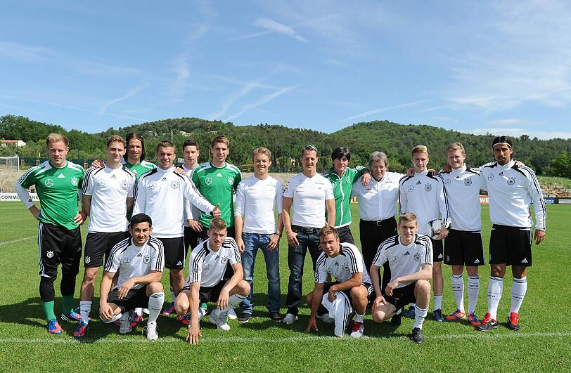 Das Mercedes-Formel-1-Team um Michael Schumacher und Nico Rosberg war im EM-Trainingslager der Nationalmannschaft im französischen Tourettes zu Gast. Lukas Podolski machte dabei eine Spritztour mit dem Rekord-Weltmeister in der neuen A-Klasse des Automobil-Herstellers - sehen Sie hier die besten Bilder.