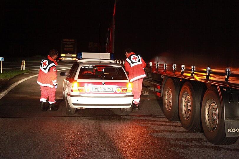 Crash auf dem Autobahnparkplatz an der A8: Ein Sattelzug rammt einen parkenden LWK - der Fahrer muss von der Feuerwehr gerettet werden.
