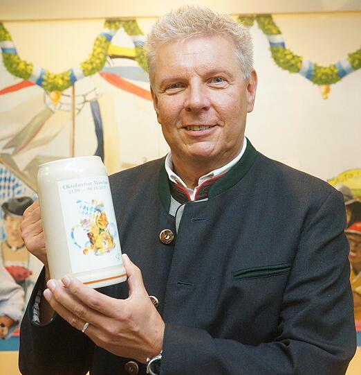 Wiesnkrug 2013 präsentiert von Dieter Reiter im Hackerzelt.