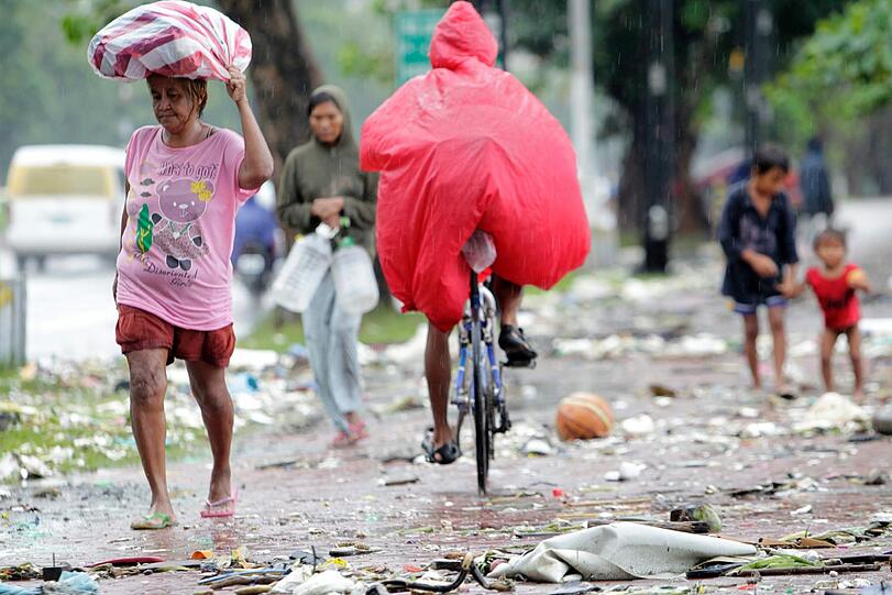 Der Klimawandel begünstigt Tropenstürme. Dass Haiyan der stärkste Taifun war, der je auf Land gestrandet ist, zeigt das Ausmaß des Klimawandels. Umweltschützer rufen darum nicht umsonst Schwellenländer dazu auf, endlich weltweite Klimanormen zu akzeptieren.