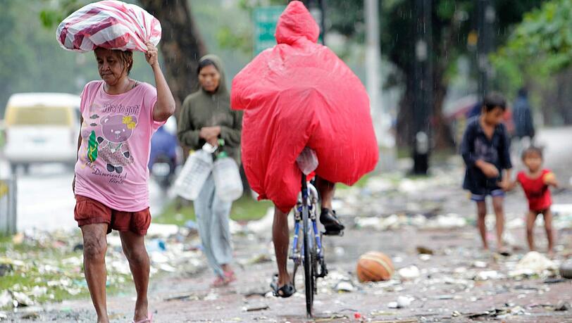Der Klimawandel begünstigt Tropenstürme. Dass Haiyan der stärkste Taifun war, der je auf Land gestrandet ist, zeigt das Ausmaß des Klimawandels. Umweltschützer rufen darum nicht umsonst Schwellenländer dazu auf, endlich weltweite Klimanormen zu akzeptieren. Der Klimawandel begünstigt Tropenstürme. Dass Haiyan der stärkste Taifun war, der je auf Land gestrandet ist, zeigt das Ausmaß des Klimawandels. Umweltschützer rufen darum nicht umsonst Schwellenländer dazu auf, endlich weltweite Klimanormen zu akzeptieren.