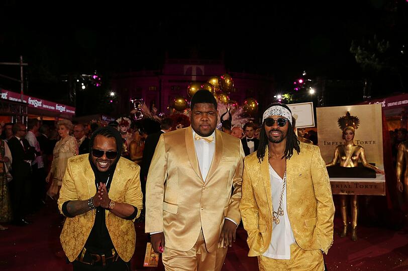 Voller Einsatz gegen HIV und AIDS: Beim Life Ball 2015 kämpfen die Stars und Sternchen sehr freizügig um Spenden. Die Bilder von der schrillen Benefiz-Gala.