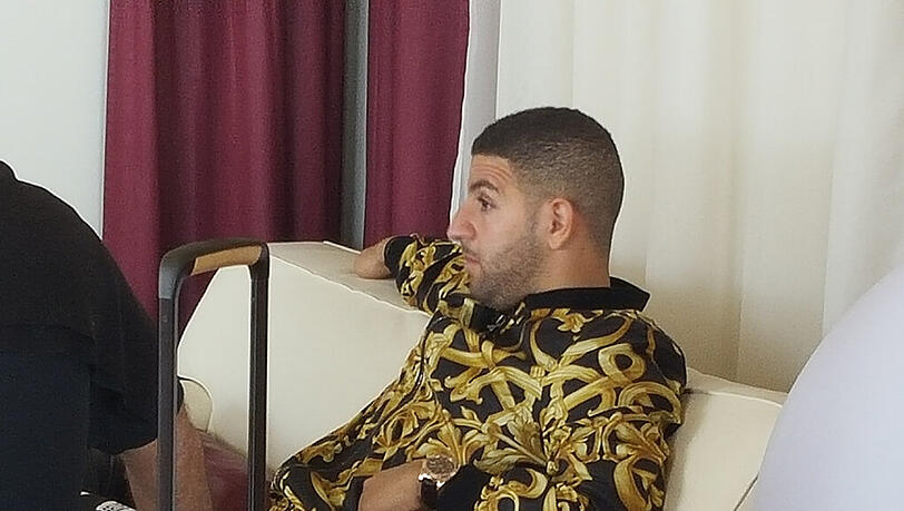 Schon im Teamhotel eingetroffen: Neulöwe Adel Taarabt. Schon im Teamhotel eingetroffen: Neulöwe Adel Taarabt.