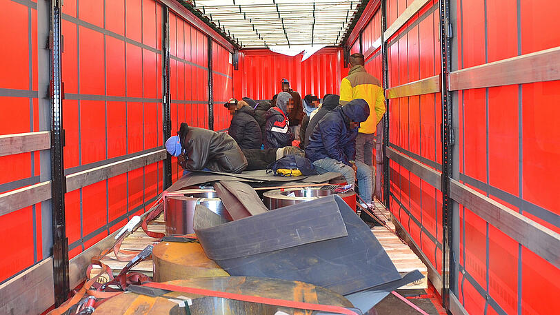 Die Bundespolizei findet in einem Güterzug 20 Migranten in zwei Lkw-Aufliegern versteckt.