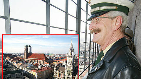 Für diese Aussicht auf Frauenkirche und Rathaus erklimmt man doch gerne 306 Stufen: Erwin Noll, Kontaktbeamter der Polizeiinspektion 11, lässt vom Alten Peter den Blick über München schweifen.