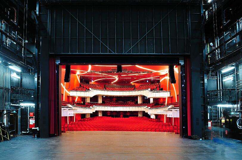Das undatierte Foto zeigt einen Blick in das sanierte Foyer vom Deutschen Theater in München. Nach einer mehr als fünf Jahre andauernden Sanierung eröffnet das Theater am 17.01.2014 mit einem Konzert der Münchner Philharmonikern.