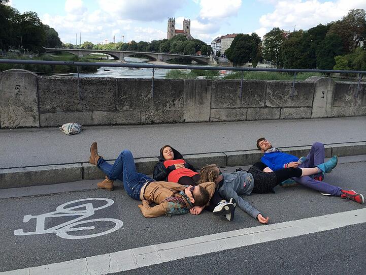 Lust aufs Nichtstun? Die Künstler machen's schon mal vor. Am Samstag um 16 Uhr laden sie zu einer Kundgebung auf der Corneliusbrücke.