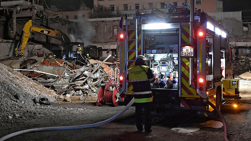 In der Nacht auf Donnerstag brannte ein Bagger im Schlachthofviertel. Die Bilder vom Einsatz.