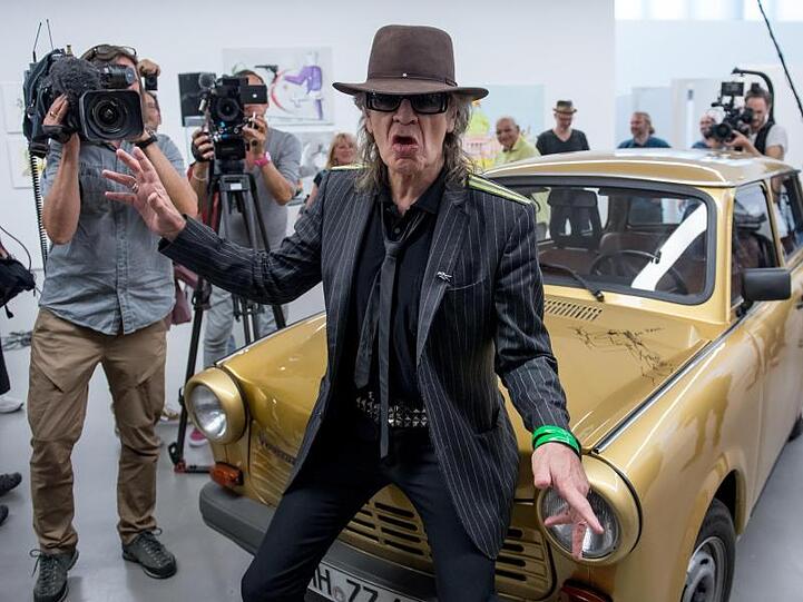 Udo und ein golden lackierter Trabi.