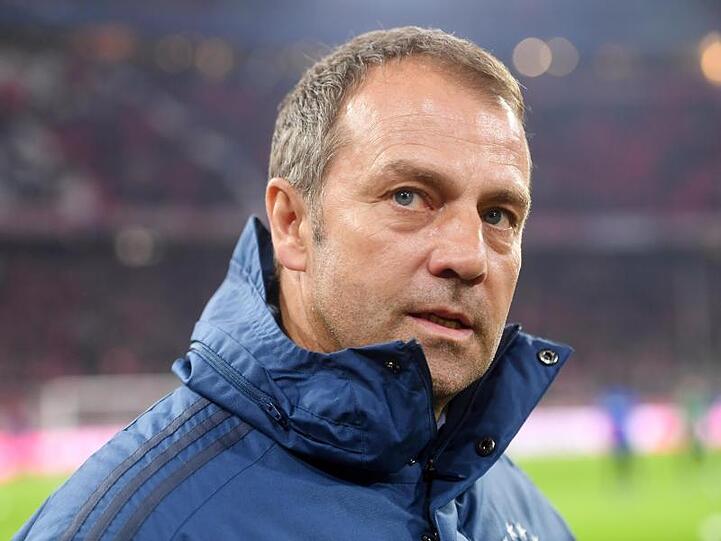 Trainer Hansi Flick steht im Stadion. Foto: Tobias Hase/dpa/Archiv