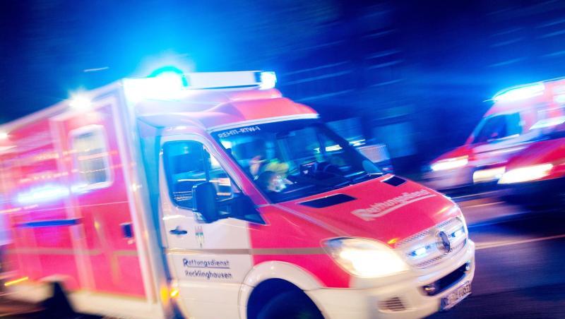Ein Rettungswagen der Feuerwehr fährt mit Blaulicht durch eine Straße. Foto: Marcel Kusch/Archiv Ein Rettungswagen der Feuerwehr fährt mit Blaulicht durch eine Straße. Foto: Marcel Kusch/Archiv