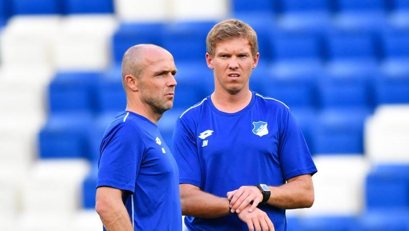Hoffenheims damaliger Trainer Julian Nagelsmann (r) spricht mit seinem damaligen Co-Trainer Alfred Schreuder.