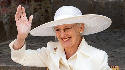 Margrethe II., Königin von Dänemark, hat ihren männlichen Doppelgänger während eines Auftritts auf der Bühne überrascht.