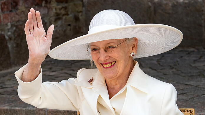 Margrethe II., Königin von Dänemark, hat ihren männlichen Doppelgänger während eines Auftritts auf der Bühne überrascht.