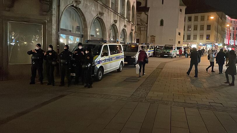 Polizeikräfte am Marienplatz.