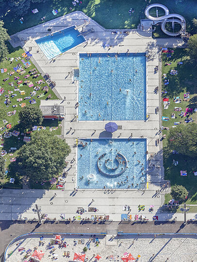 Bogenhauser Sommervergn&uuml;gen: Das Prinzregentenbad, aus der Luft fotografiert.