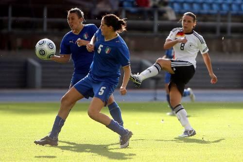 Inka Grings, die sich hier im Viertelfinale gegen zwei Italienerinnen durchsetzt und zum Schuss kommt, war bisher Deutschlands Torgarant bei der Europameisterschaft in Finnland.