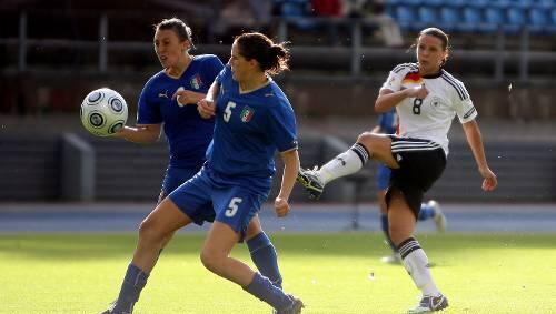 Inka Grings, die sich hier im Viertelfinale gegen zwei Italienerinnen durchsetzt und zum Schuss kommt, war bisher Deutschlands Torgarant bei der Europameisterschaft in Finnland. Inka Grings, die sich hier im Viertelfinale gegen zwei Italienerinnen durchsetzt und zum Schuss kommt, war bisher Deutschlands Torgarant bei der Europameisterschaft in Finnland.