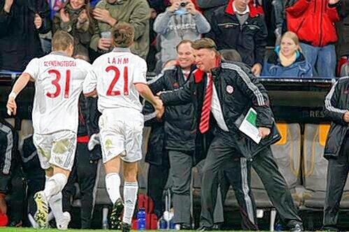 Freude auf der Bayern-Bank: Trainer Louis van Gaal klatscht Bastian Schweinsteiger (l.) und Philipp Lahm ab, Manager Christian Nerlinger (hinten) strahlt.