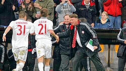 Freude auf der Bayern-Bank: Trainer Louis van Gaal klatscht Bastian Schweinsteiger (l.) und Philipp Lahm ab, Manager Christian Nerlinger (hinten) strahlt. Freude auf der Bayern-Bank: Trainer Louis van Gaal klatscht Bastian Schweinsteiger (l.) und Philipp Lahm ab, Manager Christian Nerlinger (hinten) strahlt.