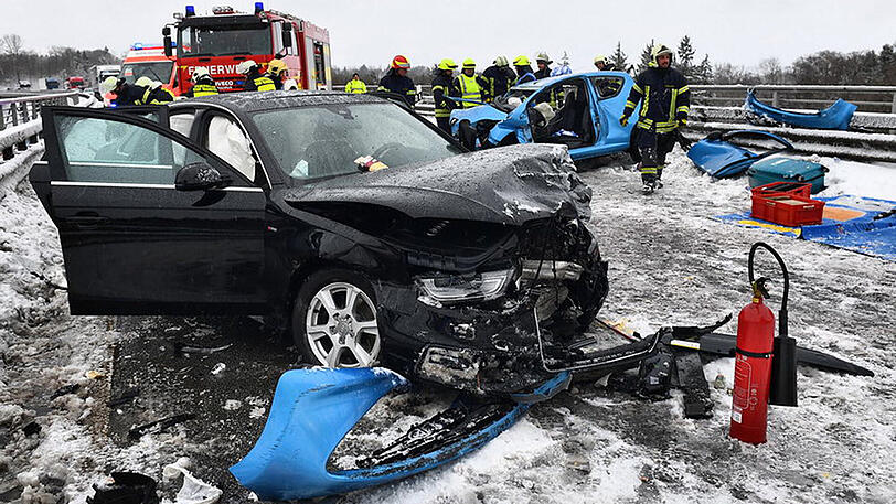 Heftiger Unfall mit mehreren Verletzten bei Traunstein. Die Fahrer hatten bei Glatteis die Kontrolle verloren.
