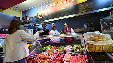 Heimische Spezialitäten als wirtschaftliche Existenzgrundlage: das Restaurant Istanbul in der Landwehrstraße. Hier werden berühmte traditionelle Gerichte wie Köfte und Kebap angeboten. Aber natürlich auch Döner in verschiedensten Variationen.