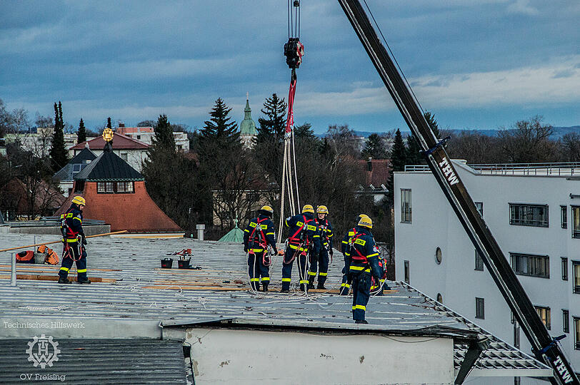 Sturmtief "Friederike" richtete am Dach des Josef-Hofmiller-Gymnasiums große Schäden an.
