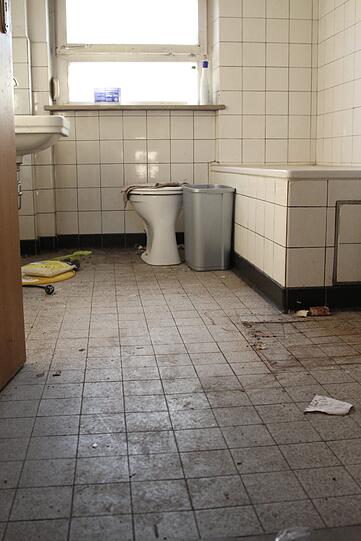Die Stadt will das Haus in der Müllerstraße 6 abreißen und neu bauen. Die pfiffigen Aktionisten von Gold Grund haben jetzt in einer Guerilla-Aktion eine Wohnung in dem Haus renoviert. Die Bilder.