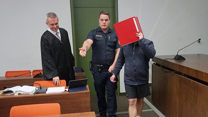 Patrick H. nimmt vor Anwalt Christian Gerber im Saal Platz.