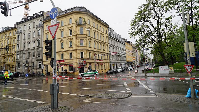 Nach dem Unfall hat die Polizei die Kreuzung an der Corneliusbrücke komplett abgesperrt.