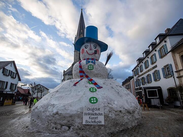 Der 9,4 Meter hohe Schneemann "Jakob" steht auf dem Marktplatz von Bischofsgrün. Foto: Daniel Karmann/dpa