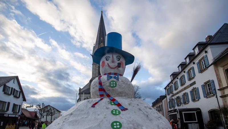 Der 9,4 Meter hohe Schneemann "Jakob" steht auf dem Marktplatz von Bischofsgrün. Foto: Daniel Karmann/dpa Der 9,4 Meter hohe Schneemann "Jakob" steht auf dem Marktplatz von Bischofsgrün. Foto: Daniel Karmann/dpa