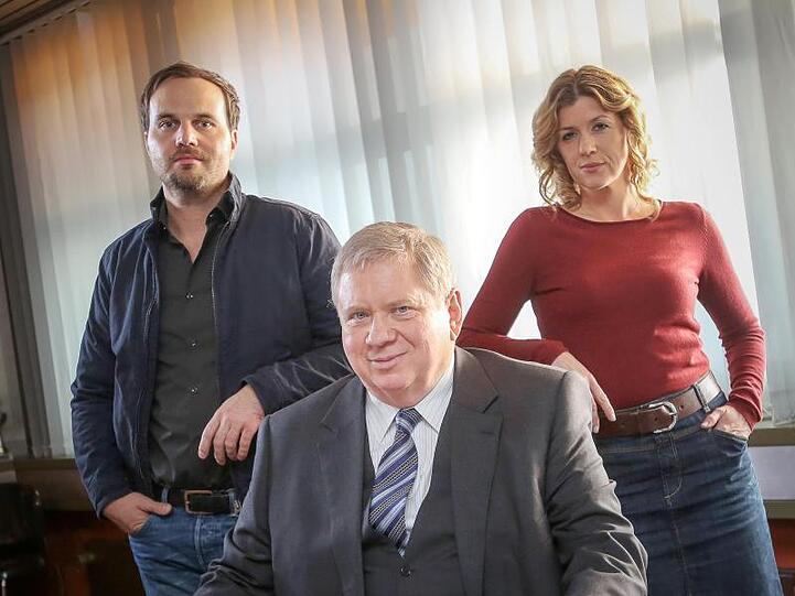 Die Schauspieler Rainer Hunold (M), Fiona Coors und Simon Eckert, sind das Team in der ZDF-Serie "Der Staatsanwalt". Die Krimi-Reihe holte sich am Freitagabend erneut den Quotensieg.