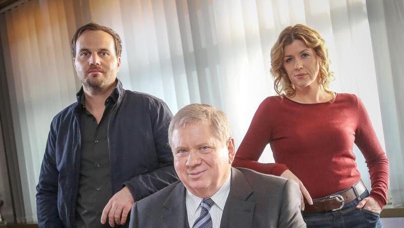 Die Schauspieler Rainer Hunold (M), Fiona Coors und Simon Eckert, sind das Team in der ZDF-Serie "Der Staatsanwalt". Die Krimi-Reihe holte sich am Freitagabend erneut den Quotensieg. Die Schauspieler Rainer Hunold (M), Fiona Coors und Simon Eckert, sind das Team in der ZDF-Serie "Der Staatsanwalt". Die Krimi-Reihe holte sich am Freitagabend erneut den Quotensieg.