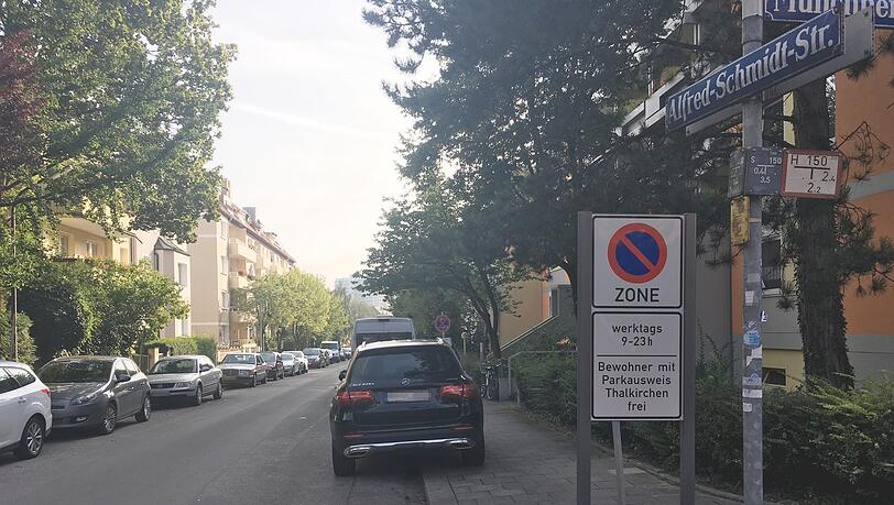 In der Alfred-Schmidt-Straße darf man nur noch mit Anwohnerparkausweis sein Auto stehen lassen. In der Alfred-Schmidt-Straße darf man nur noch mit Anwohnerparkausweis sein Auto stehen lassen.