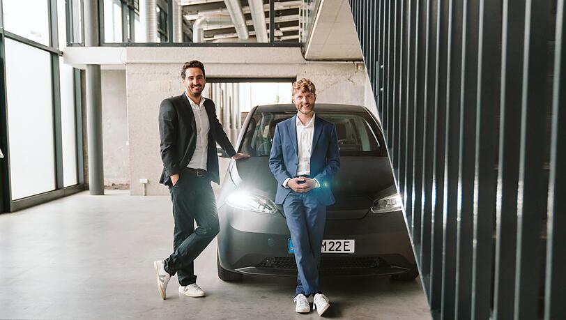 Gründer, Erfinder, Freunde: Laurin Hahn und Jona Christians mit ihrem Solar-E-Auto Sono Sion. (Archivbild)