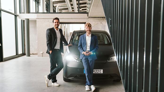Gründer, Erfinder, Freunde: Laurin Hahn und Jona Christians mit ihrem Solar-E-Auto Sono Sion. (Archivbild)