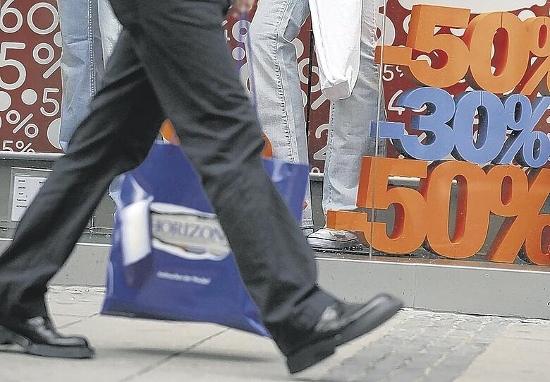 Vieles wird billiger, aber der Konsument geht dran vorbei. Er hat schlechte Laune wegen der hohen Öl- und Nahrungsmittelpreise.