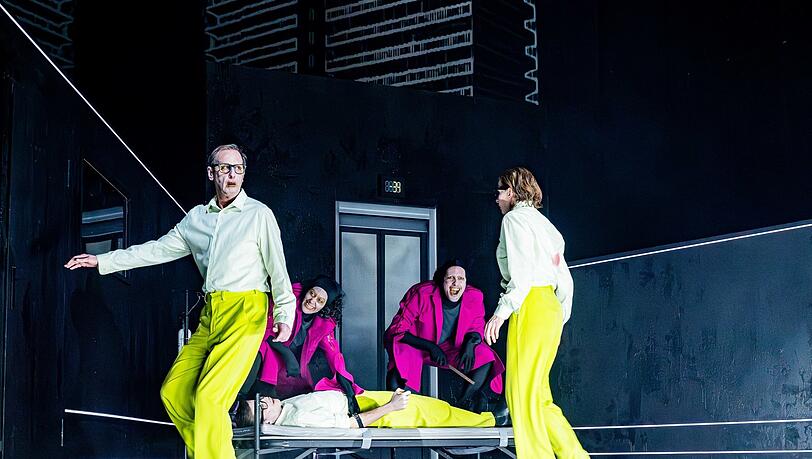 Kafka-Slapstick mit Michael Goldberg, Vincent zur Linden und Carolin Conrad als mehrfachem Landvermesser, hier mit Evelyne Gugolz und Nicola Mastroberardino als Gehilfen in Karin Henkels Bühnenfassung von Kafkas "Das Schloss".