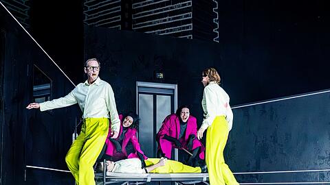 Kafka-Slapstick mit Michael Goldberg, Vincent zur Linden und Carolin Conrad als mehrfachem Landvermesser, hier mit Evelyne Gugolz und Nicola Mastroberardino als Gehilfen in Karin Henkels Bühnenfassung von Kafkas "Das Schloss".