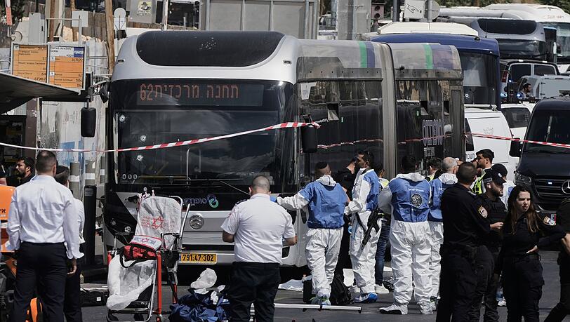 Rettungskräfte am Ort eines Anschlags, bei dem in Jerusalem mehrere Menschen getötet wurden. Rettungskräfte am Ort eines Anschlags, bei dem in Jerusalem mehrere Menschen getötet wurden.