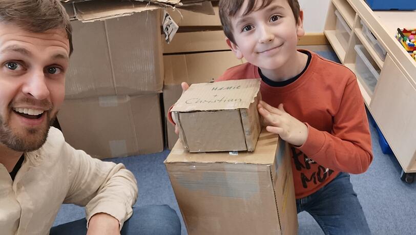Christian, einer der KinderHelden, unterstützt Hamid. Christian, einer der KinderHelden, unterstützt Hamid.