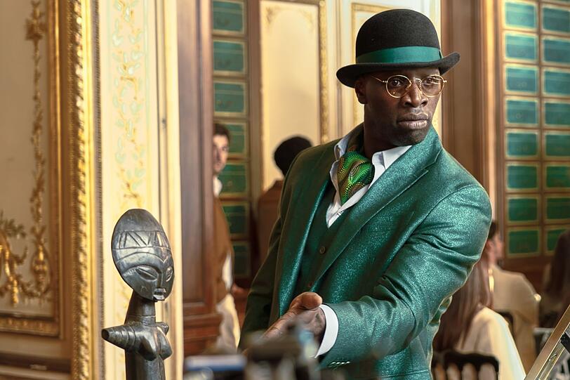 Hat f&uuml;r jeden Auftritt das passende Kost&uuml;m: Assane Diop (Omar Sy) spielt mit den Erwartungen.