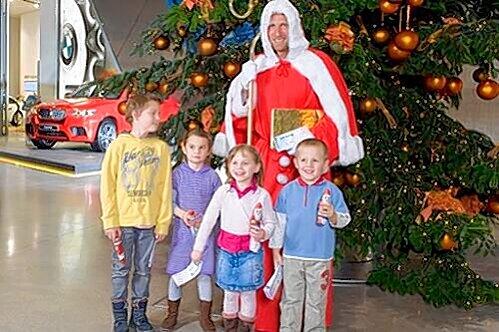 Verteilte als Nikolaus verkleidet in der BMW-Welt Geschenke an kleine Tennis-Fans: Patrik Kühnen.