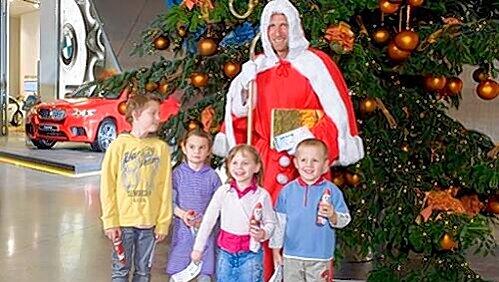 Verteilte als Nikolaus verkleidet in der BMW-Welt Geschenke an kleine Tennis-Fans: Patrik Kühnen. Verteilte als Nikolaus verkleidet in der BMW-Welt Geschenke an kleine Tennis-Fans: Patrik Kühnen.