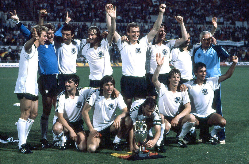 Jupp Derwall machte die DFB-Elf 1980 zu Europas Elite. Von 1978 bis 1984 trainierte er sie. Im Bild: Derwall ganz rechts im Bild mit den Europameistern um Karl-Heinz Rummenigge. Seine Bilanz: 67 Länderspiele, davon 44 Siege, 12 Unentschieden und elf Niederlagen. 1982 wurde die Mannschaft mit Derwall WM-Zweiter.