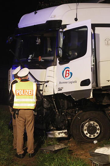 In der Nacht von Dienstag auf Mittwoch ereignete sich ein schlimmer Verkehrsunfall. Die B15 bei Rosenheim war vier Stunden gesperrt.