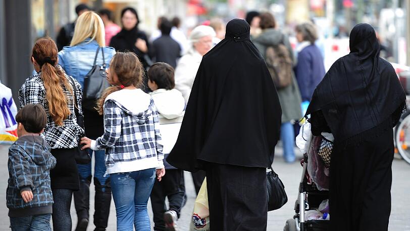 Zwei verschleierte Frauen schieben Kinderwagen durch die Karl-Marx-Straße in Berlin-Neukölln. Wer im Norden des größten Bezirks der Hauptstadt lebt, muss im Alltag nicht einmal Deutsch sprechen. Zwei verschleierte Frauen schieben Kinderwagen durch die Karl-Marx-Straße in Berlin-Neukölln. Wer im Norden des größten Bezirks der Hauptstadt lebt, muss im Alltag nicht einmal Deutsch sprechen.