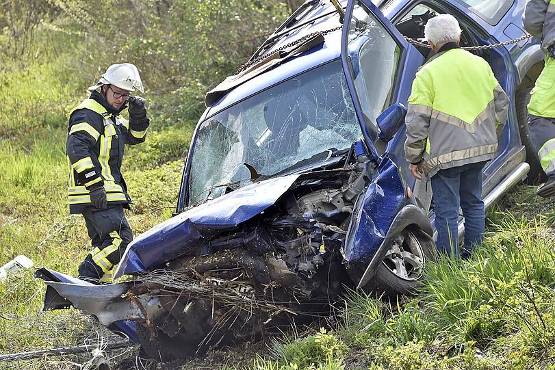Tödlicher Unfall bei Eitting im Landkreis Erding. Der Fahrer verstarb noch am Unfallort.