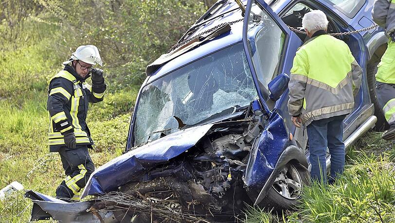 Tödlicher Unfall bei Eitting im Landkreis Erding. Der Fahrer verstarb noch am Unfallort. Tödlicher Unfall bei Eitting im Landkreis Erding. Der Fahrer verstarb noch am Unfallort.